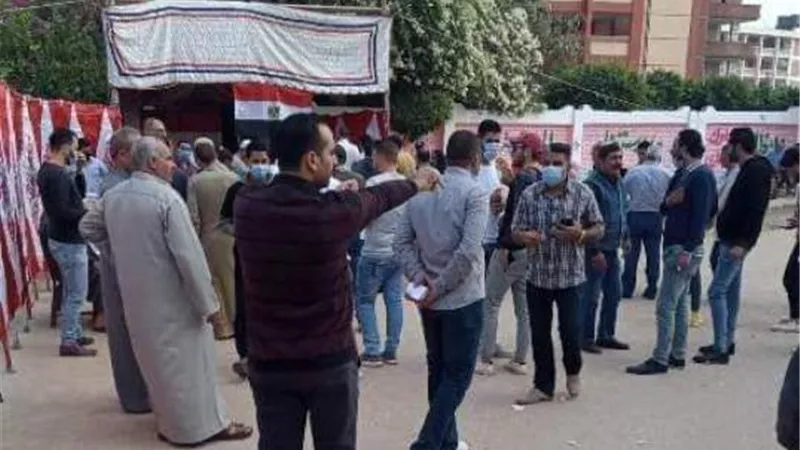 محافظ الشرقية يُشيد بمشاركة العاملين بالمديريات الخدمية والشباب فى الانتخابات صور