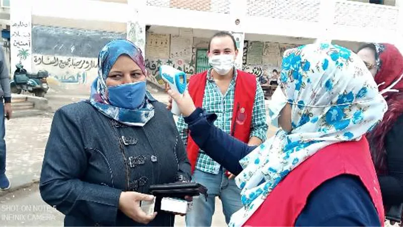 سيدة القطار تدلى بصوتها فى انتخابات النواب بالمحلة