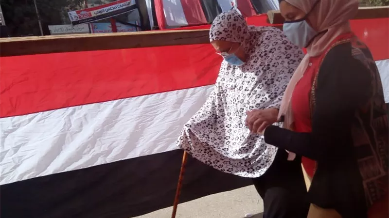 إقبال كثيف من السيدات على لجان دار السلام في انتخابات النواب ... صور