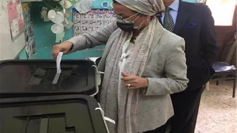 وزيرة البيئة تدلي بصوتها في انتخابات النواب