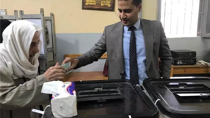 قاضى يساعد عجوز للإدلاء بصوته