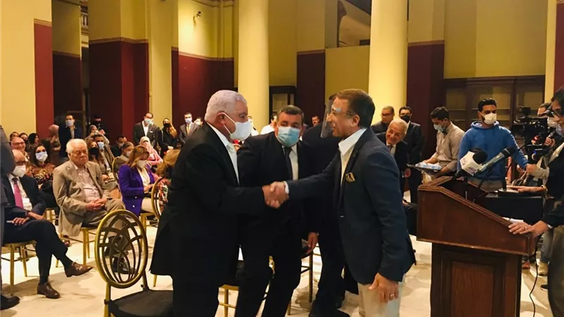 العناني وجامعة براج التشيكية يكرمان الدكتور زاهي حواس عن مجمل أعماله بـ٣ كتب
