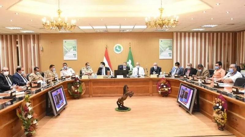 محافظ الشرقية يتابع غلق صناديق الإقتراع في اليوم الأول من إنتخابات مجلس النواب