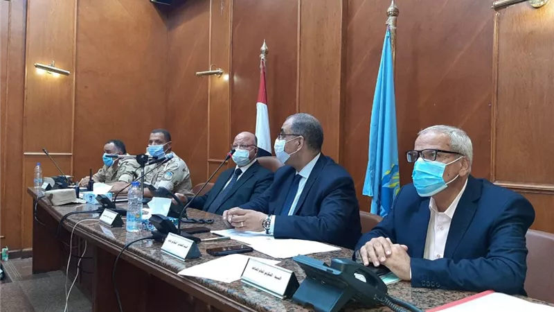 محافظ القاهرة يتابع فى غرفة العمليات اجراءات غلق صناديق اللجان الانتخابية