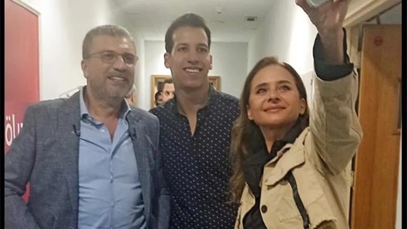 شاهد.. الساحر عزام يبهر نيللى كريم وعمرو الليثى بألعاب الورق ويقرأ أفكارهم على الهواء