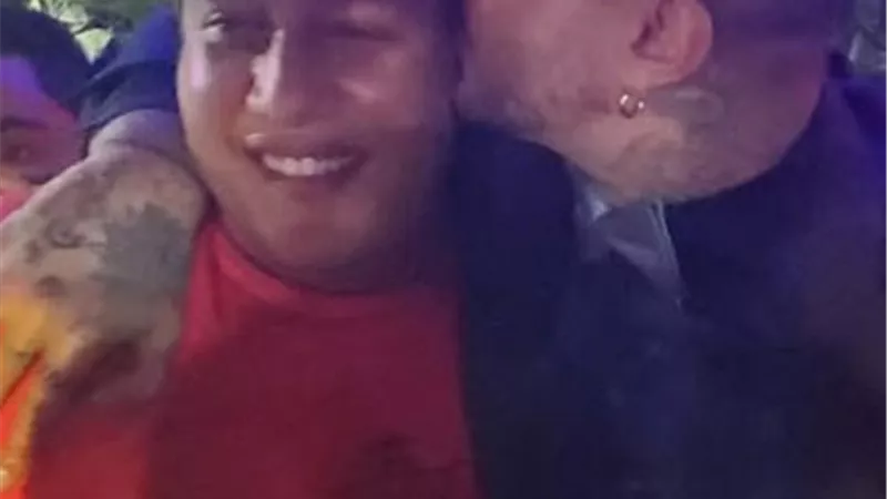 أحمد الفيشاوي يقبل حمو بيكا فى حفل زفاف أحمد خالد صالح وهنادي مهنا