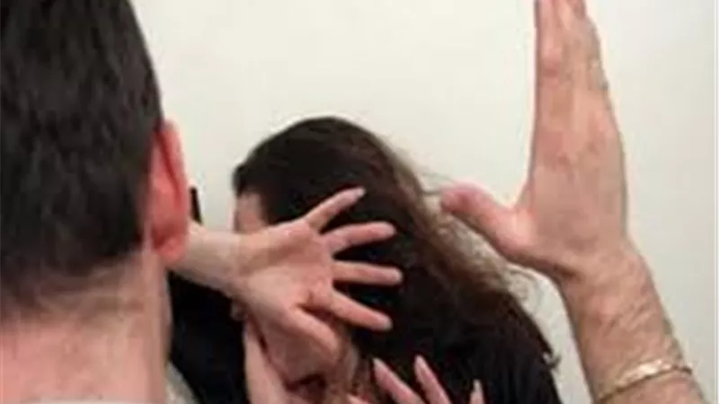 أصيبت بمرض نفسي.. يحبس زوجته 10 سنوات فى حظيرة المنزل ويتزوج باخري