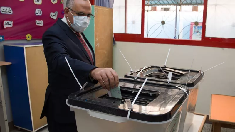 وزير الرى يدلي بصوته في انتخابات مجلس النواب بمدرسة القناة بزهرات المعادي