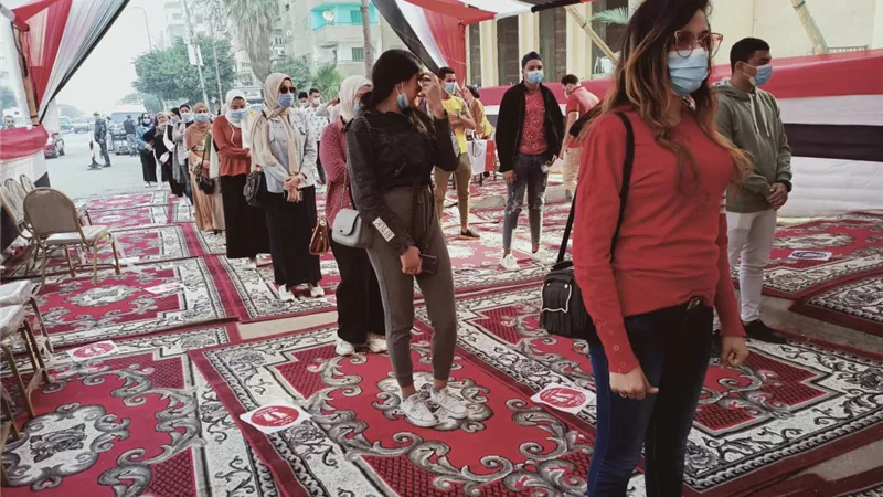 شباب وفتيات الوايلي يصطفون امام اللجان الانتخابية منذ الصباح الباكر وسط اجراءات احترازية مشددة .. صور
