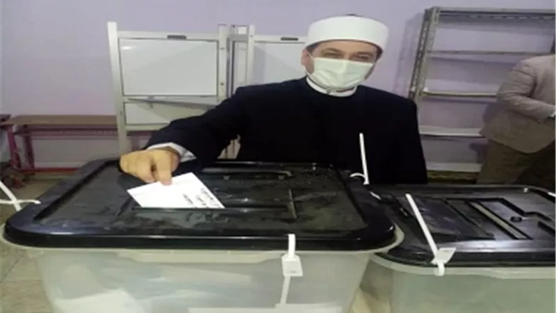 مظهر شاهين يدلى بصوته فى انتخابات البرلمان 2020