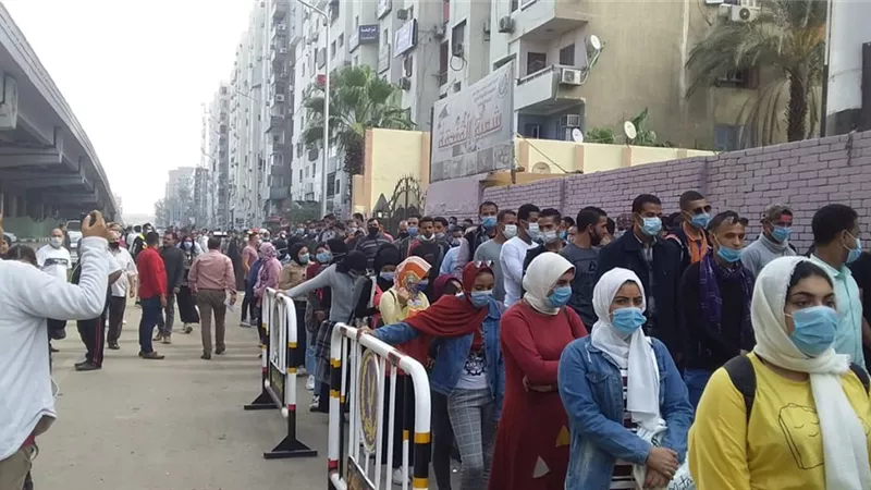 كثافات الناخبين امام الجامعة العمالية تتحدى دعوات الجماعة الارهابية بالمقاطعة .. صور