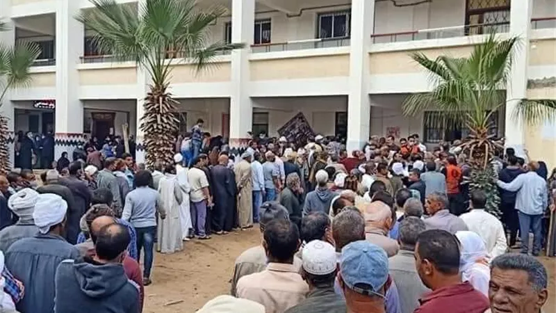 ابناء مدينة القرين يعزفون سيمفونية جميلة ويتواجدون باعداد كبيرة فى اليوم الثانى لانتخابات النواب.. صور