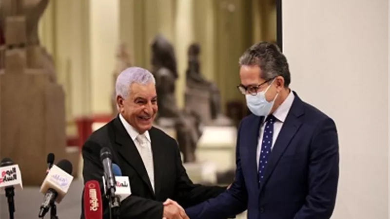 وزير السياحة يشارك فى حفل تكريم جامعة تشارلز التشيكية للدكتور زاهي حواس