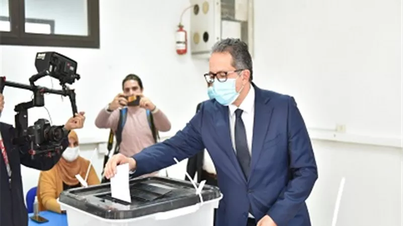 وزير السياحة والآثار يدلي بصوته في انتخابات مجلس النواب