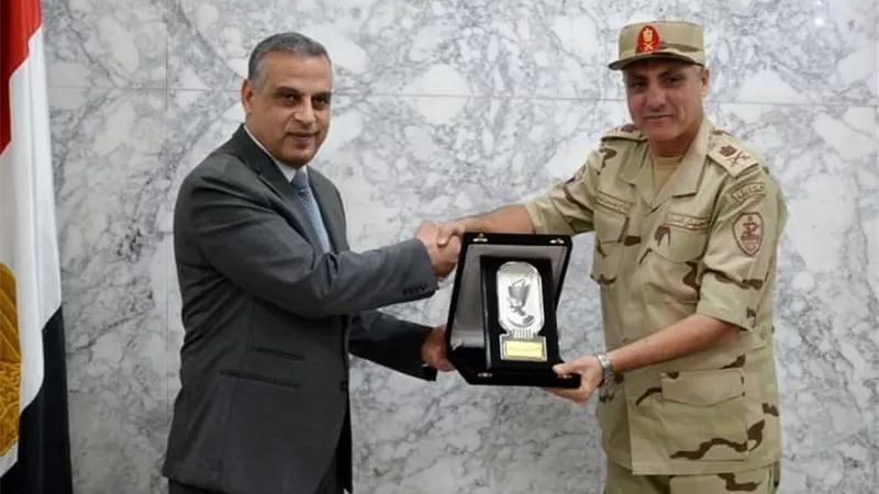 محافظ سوهاج ومدير جمعية المحاربين القدماء يكرمان أسر الشهداء ومصابي العمليات الحربية