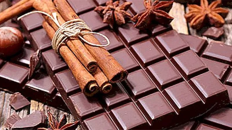 لعشاق الشيكولاتة هل يجب تخزينها في الثلاجة أم في الخزانة؟