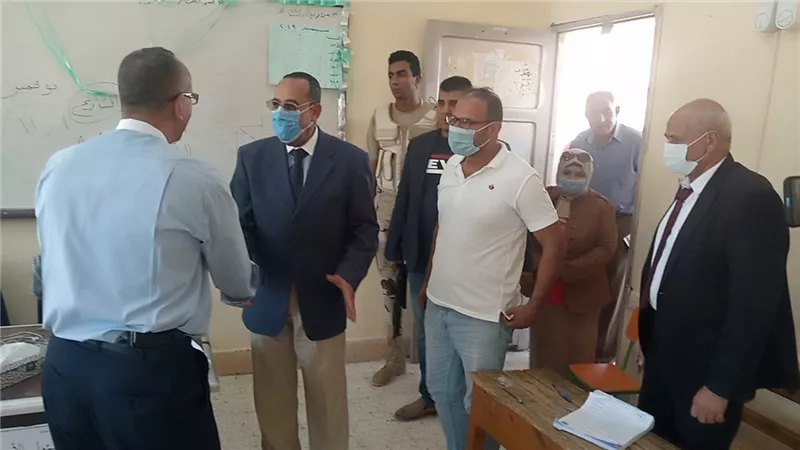 محافظ شمال سيناء يتفقد عددا من لجان الانتخابات بالعريش