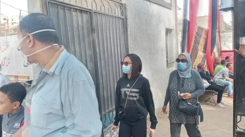لجان حلوان تستقبل الناخبين بالكمامات وسط تزايد اعداد الشباب والسيدات ... صور وفيديو