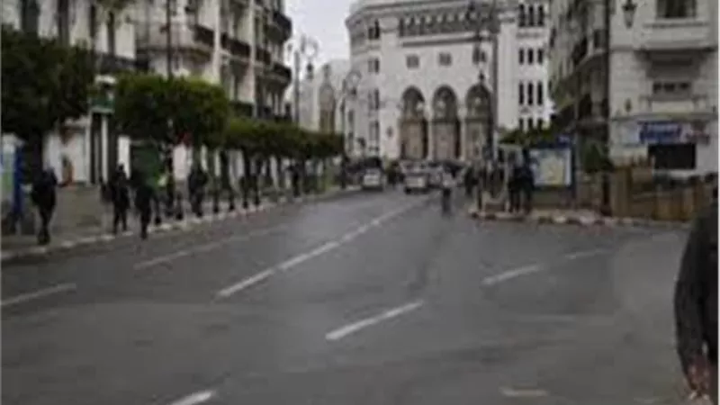 الجزائر تشدد إجراءات حظر التجوال بسبب كورونا