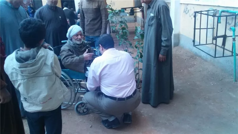 قاض يساعد مسنا على الإدلاء بصوته بالشرقية