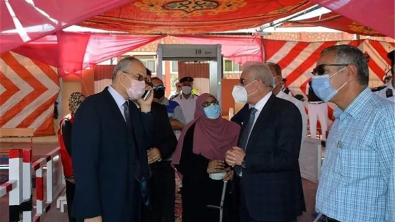 محافظ جنوب سيناء يتفقد لجان الانتخابات ويشيد بدور المرأة ومشاركتها.. بالصور