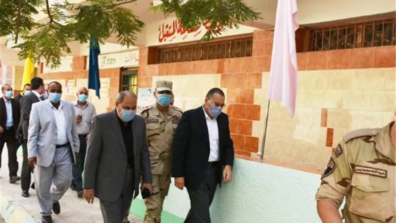 جولات مكوكية لمحافظ الشرقية فى اللجان الانتخابية.. بالصور