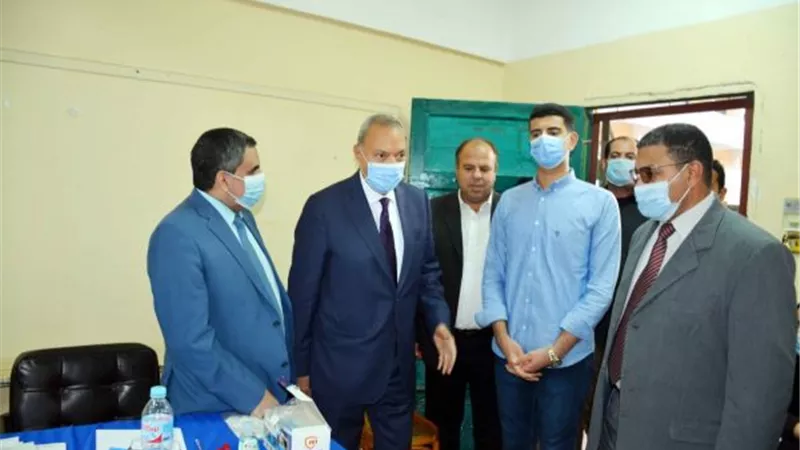 المحافظ يتفقد اللجان الانتخابية فى الخصوص والقناطر والخانكة وبنها.. بالصور