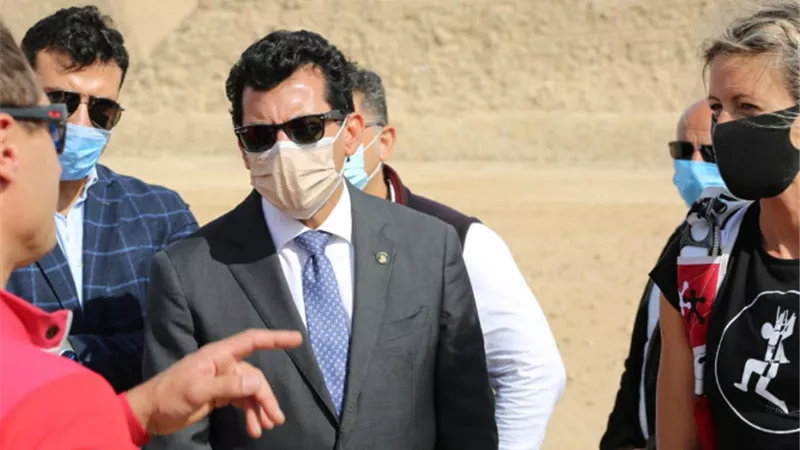 وزير الرياضة يشهد النسخة الثالثة من مهرجان لقفز بالمظلات فوق الأهرامات
