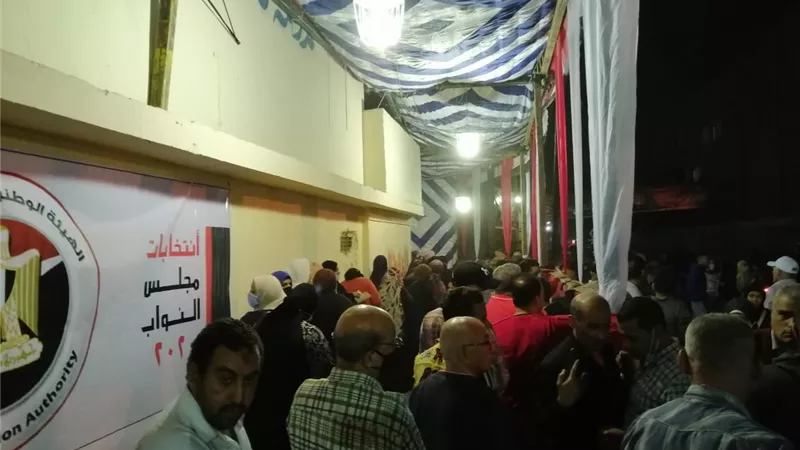 طوابير من كل الاعمار على لجان فاطمة الزهراء بحدائق القبة في اليوم الثاني لانتخابات النواب .. صور وفيديو