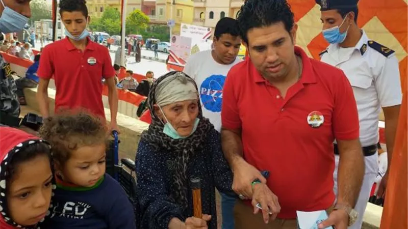 كبار السن وذوى الإحتياجات يتوافدون على لجان بدر للإدلاء بأصواتهم فى إنتخابات النواب.. بالفيديو