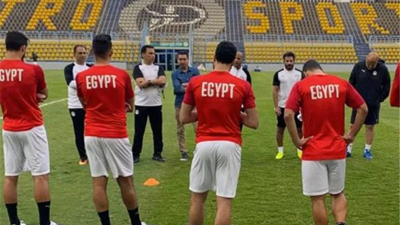 البدرى يوجه تحذيراً شديداً للاعبى الأهلى والزمالك فى مران المنتخب