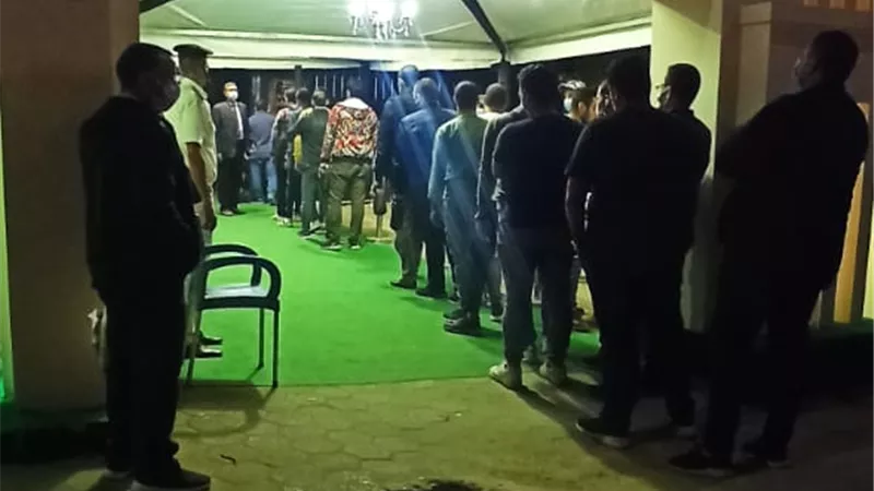 لجنة الشهيد محمد رفعت بالنزهة تشهد زحاما شديدا من الناخبين مع اقتراب نهاية اليوم الثاني لانتخابات النواب ... صور