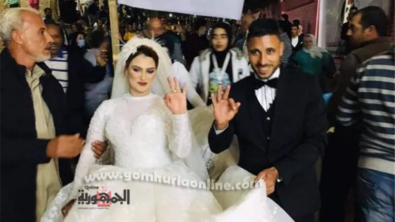 عروسان يحتفلان بزفافهما في لجنة انتخابات برلمان 2020 بالإسماعيلية .فيديو وصور