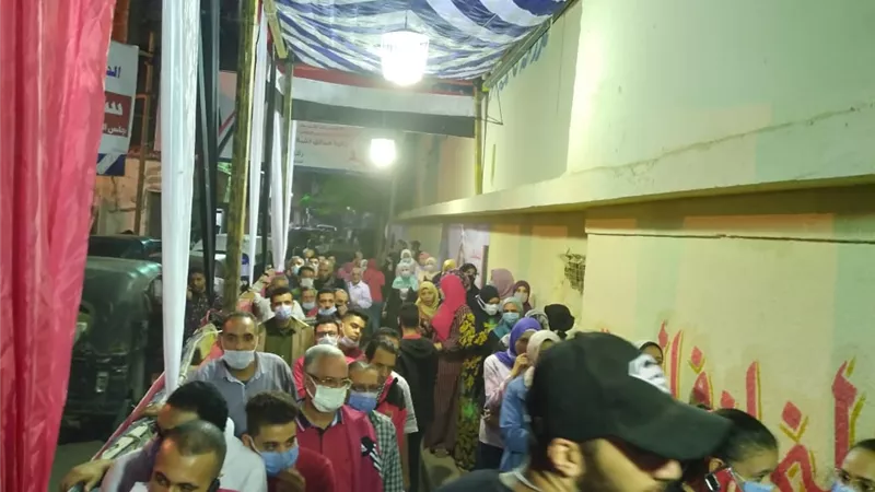 قبل غلق اللجان .. طوابير الناخبين تمتد امام لجان حدائق القبة