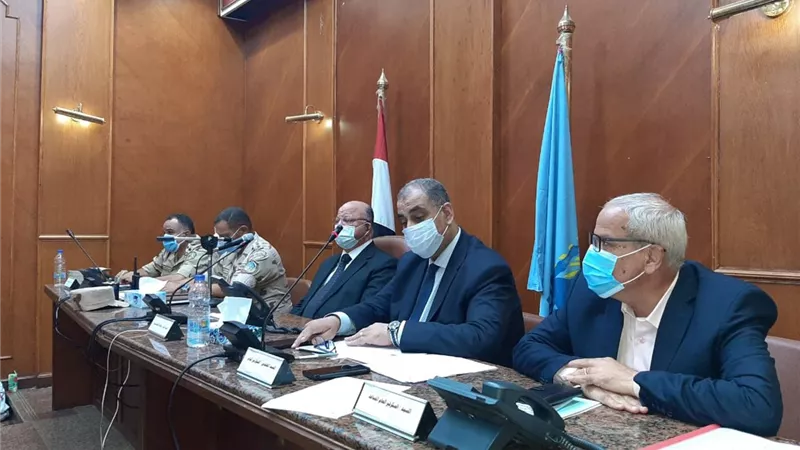 غرفة العمليات بمحافظة القاهرة تتلقى تقرير عن مد فترة التصويت بلجنة الاسمرات بالمقطم
