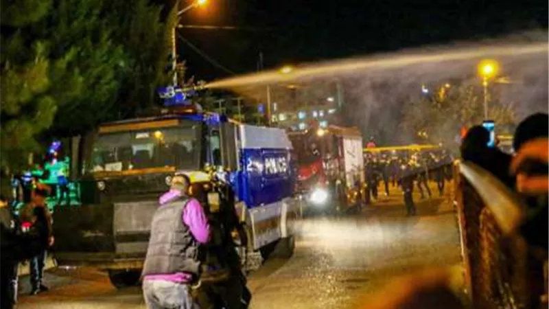 الشرطة في جورجيا تستخدم مدافع المياه لتفريق المحتجين