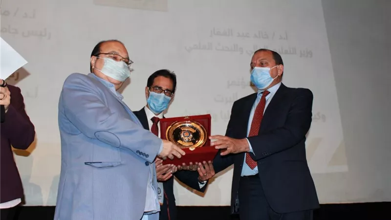 رئيس جامعه بني سويف يكرم مجدي صابر