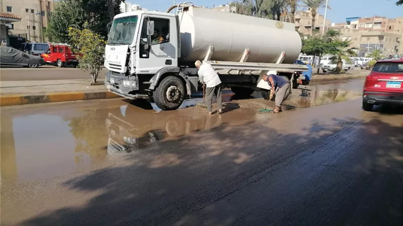 محافظة الجيزة تنشر معداتها للتعامل الفوري مع الأمطار
