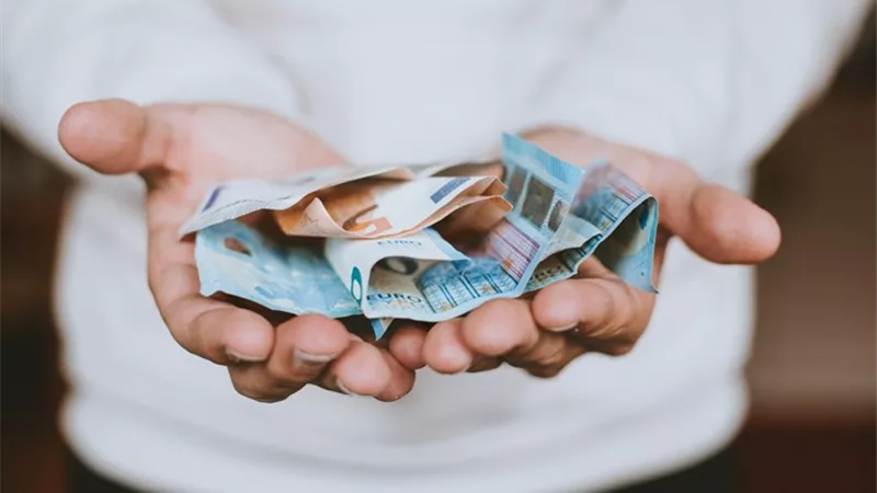 خبير يكشف عن طريقة تطهير الأوراق النقدية في المنزل