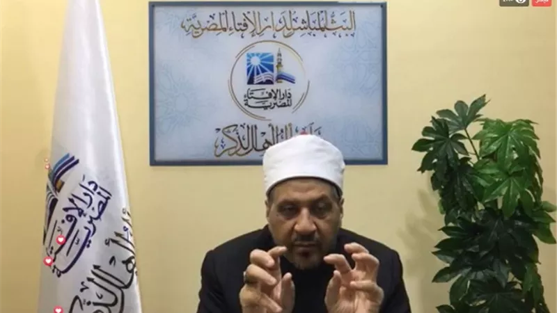 هل قيام المرأة بوضع الكحل حرام ؟ .. دار الإفتاء تجيب