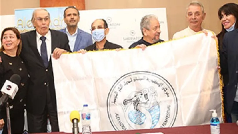 مهرجان الإسكندرية السينمائى يمنح عزت العلايلي علم الدورة الـ36 تقديرا لمشواره.. صور