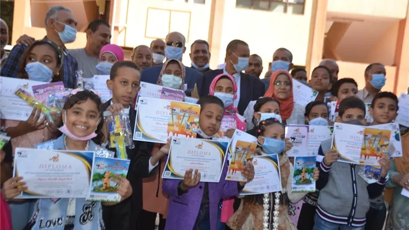 وكيل وزارة التعليم بالأقصر يكرم الطلاب الفائزين على مستوى الجمهورية والمحافظة