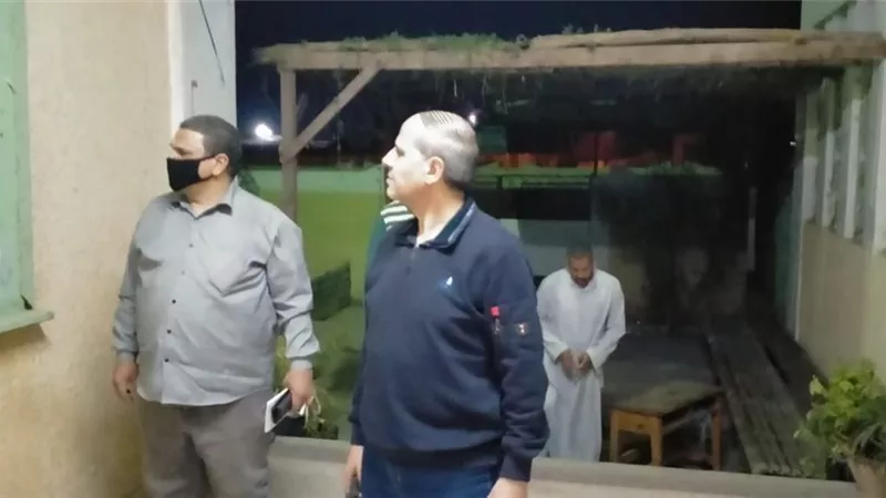 شهادة تقدير لعمال النوباتجية بمدرستي أم المؤمنين الثانوية وصلاح سالم بشرق الفيوم