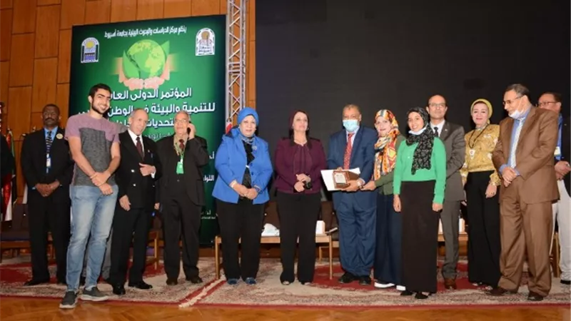 جامعة أسيوط تعلن فوز كليات التمريض والحاسبات والتربية بكأس التميز البيئى لـ2019/2020