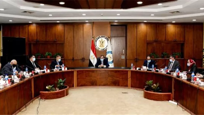 الملا يبحث مع وفد من الاتحاد المصرى لجمعيات المستثمرين تعظيم القدرات الإنتاجية