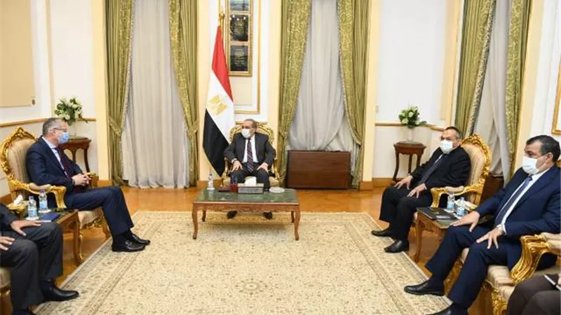 وزير الإنتاج الحربي يبحث مع سفير 