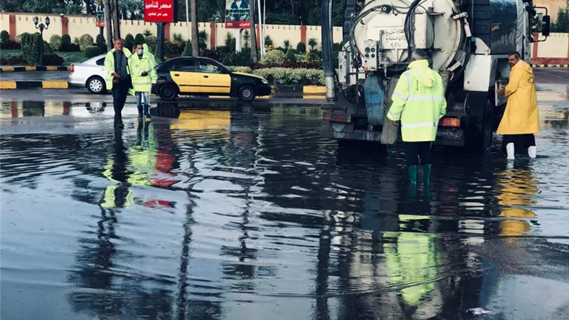 القابضة للمياه: جهود التعامل مع مياه الأمطار تستمر لليوم الرابع بالاسكندرية