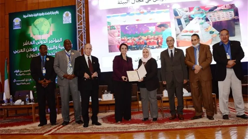 جامعة أسيوط تكرم الأطباء و قياداتها الإدارية فى فعاليات المؤتمر الدولى للتنمية والبيئة.. صور