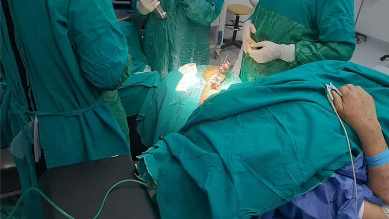 جراحة عظام دقيقة بالتخدير العصبى لعجوز بمستشفى بالأقصر