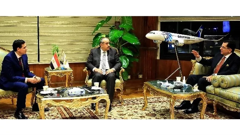 وزير الطيران المدنى وقيادات الوزارة فى صالون 